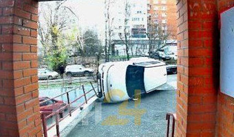 Kia налетела на забор и опрокинулась на бок на улице Макаренко в Туле