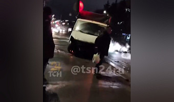 «Газель» влетела в столб на улице Оборонной в Туле