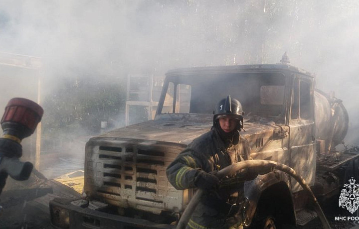 В Туле сгорели грузовик и строительный вагончик