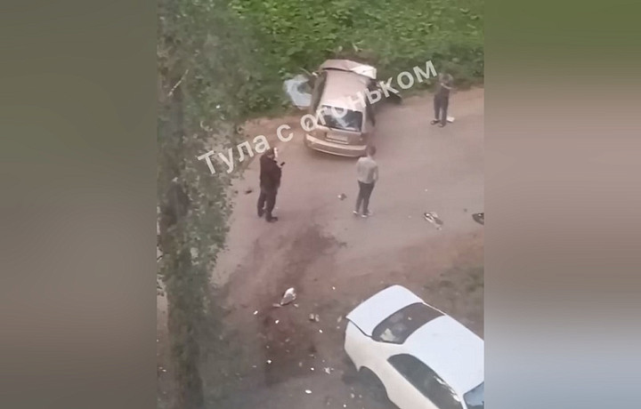Легковушка врезалась в дерево и припаркованную машину в тульском поселке Бородинский