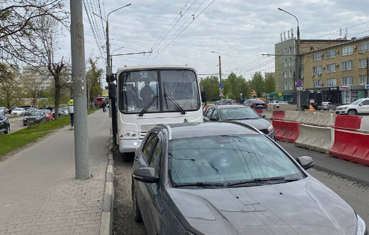 На проспекте Ленина в Туле автобус и легковушка устроили ДТП