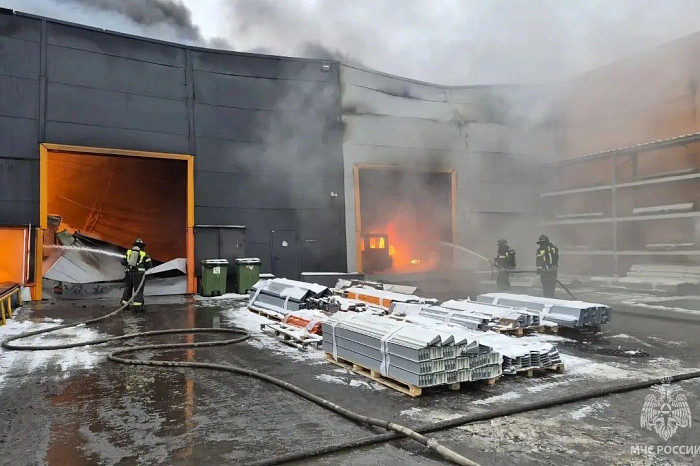 Опубликованы фото с места крупного пожара на предприятии в Щёкине