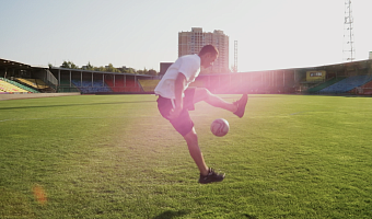 Зарядка с ТСН24: футболист Даниил Павлов показал, как при помощи игрового мяча расслабить мышцы