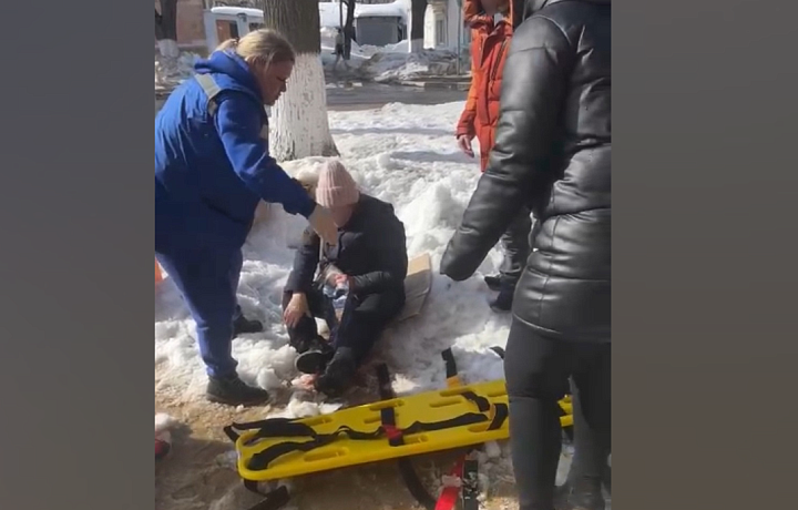 На жительницу Щекина с крыши упала наледь: возбуждено уголовное дело