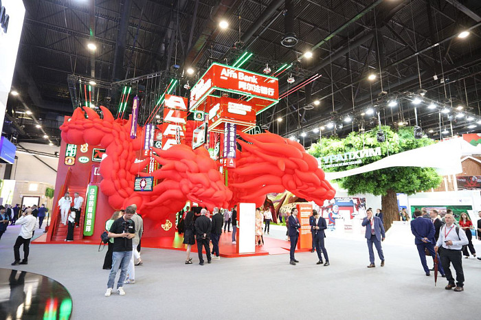 Люди, машины, роскошь: яркие фото третьего дня ПМЭФ-2024