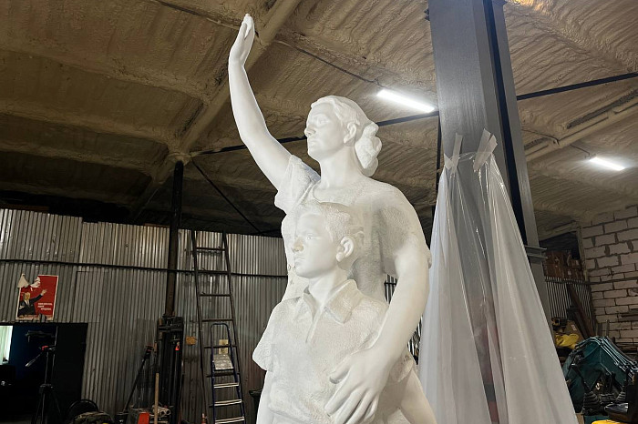 В Туле завершают реставрацию скульптуры «Встречающие»