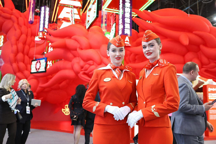 Люди, машины, роскошь: яркие фото третьего дня ПМЭФ-2024