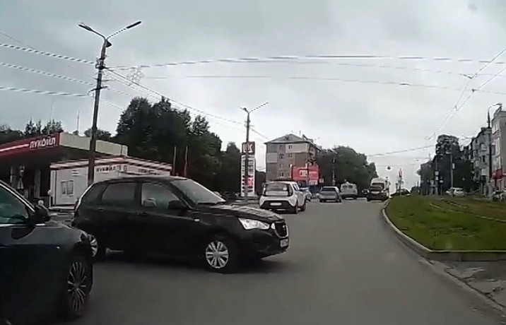 Момент ДТП между «ВАЗ» и Datsun на улице Металлургов в Туле попал на видео
