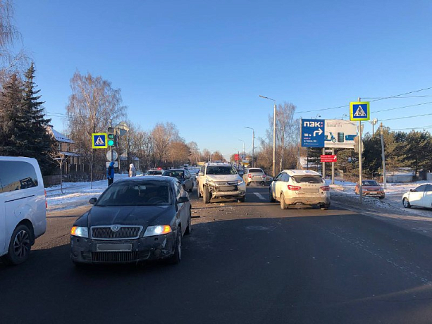 На улице Чмутова в Туле столкнулись Mitsubishi и Skoda