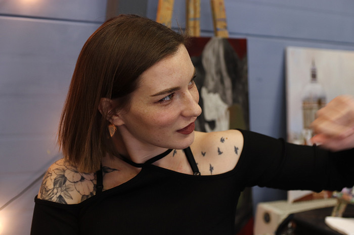 «Даже мужчины в рисовании раскрываются и получают кайф»: интервью с художницей Ксения Бондаренко, которая учит творить тех, кто раньше даже не держал в руке кисть