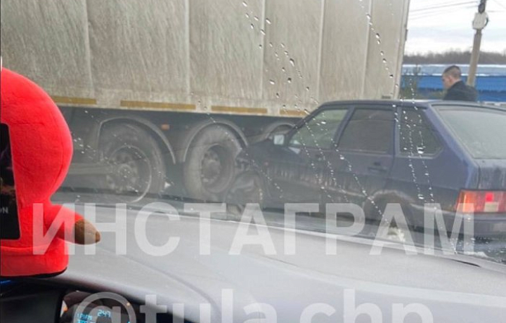 На Косой горе в Туле произошло ДТП с участием фуры и легкового автомобиля