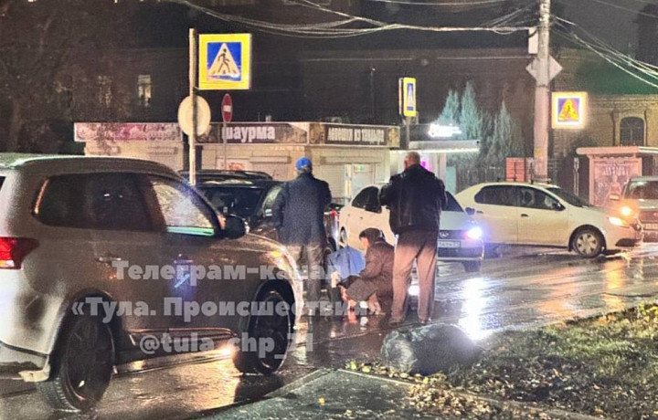 Пешеход попал под колеса авто на улице Фридриха Энгельса в Туле вечером 15 октября
