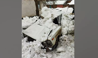 В Узловском районе прокуратура начала проверку после падения глыбы льда с крыши на машину, в которой находился водитель