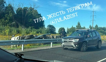 На Калужсом шоссе в Тульской области перевернулся грузовик