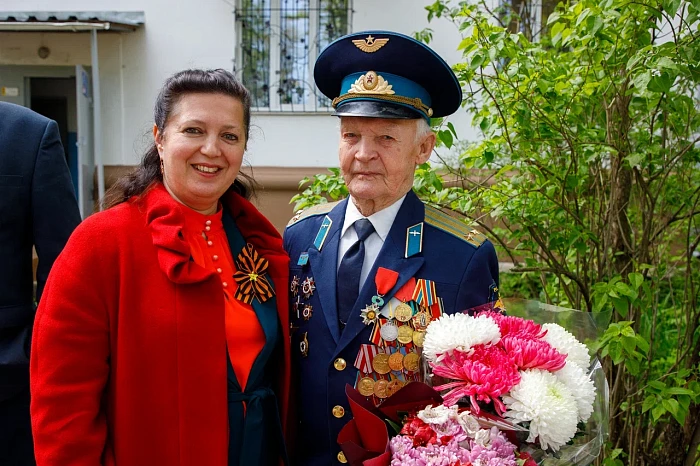 Тульские кадеты и студенты поздравили ветерана Великой Отечественной войны с наступающим Днем Победы