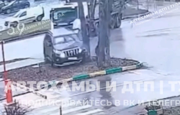 Момент бесконтактного ДТП с самосвалом в Туле попал на видео
