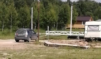 «Лесная сказка» стала дорожной былью: жители Бунырево борются со шлагбаумом на дороге