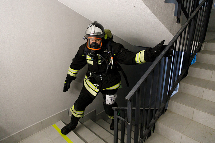 В Туле спасатель в полной экипировке поднялся на 25 этаж за три минуты и семь секунд