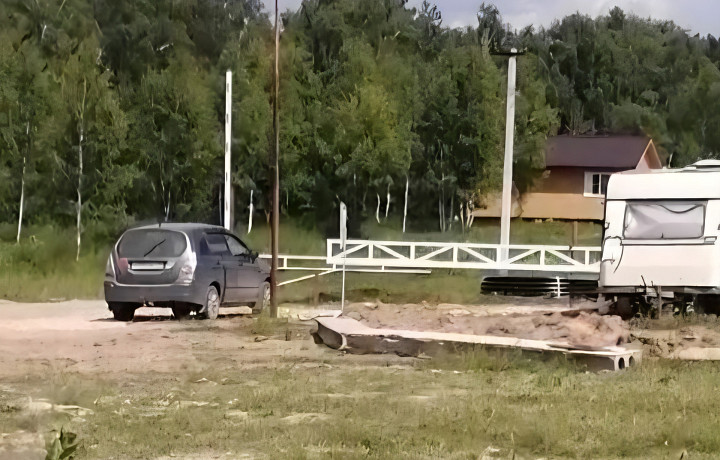 «Лесная сказка» стала дорожной былью: жители Бунырево борются со шлагбаумом на дороге