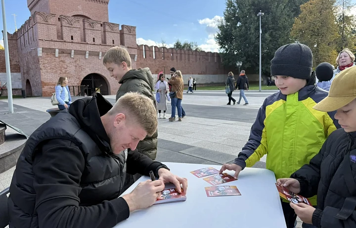 В центре Тулы проходит авфтограф-сессия футболистов «Арсенала» в рамках гастрофестиваля «Левшин 2.0 26»