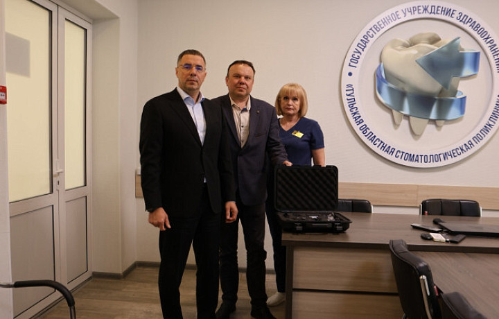 Алексей Эрк передал госпиталю медицинское оборудование