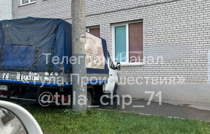 В Туле момент ДТП, в результате которого «ГАЗель» въехала в школу, попал на запись регистратора