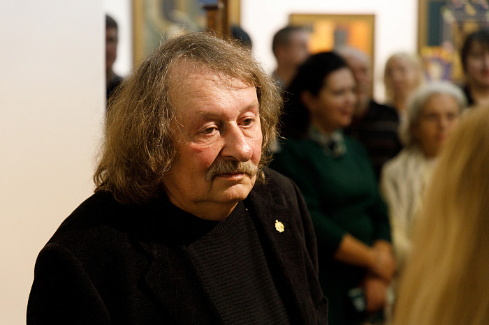 Таинственные маски и средневековые мотивы: в Туле открылась выставка художника Александра Майорова