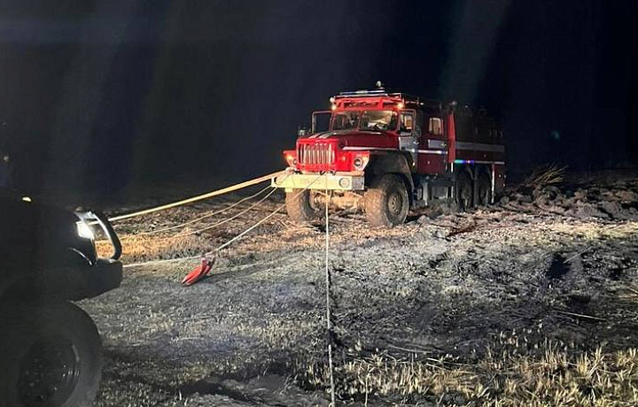 В Киреевском районе Тульской области пожарная машина застряла в грязи