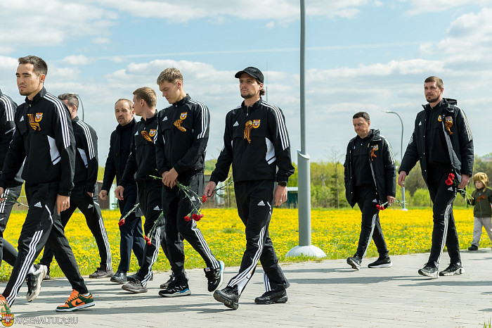 Футболисты «Арсенала» и волейболистки «Тулицы-2» возложили цветы к мемориалу «Защитникам неба Отечества»