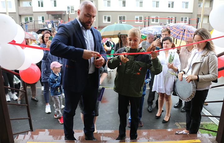 В Новомосковске 193 человека, проживавших в аварийном жилищном фонде, получили ключи от новых квартир