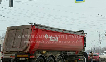 На улице Рязанской в Туле собралась пробка из-за ДТП с самосвалом