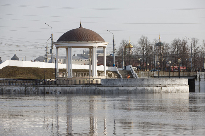 Заплыв у детского городка, затопленное кафе и завораживающая водная гладь: фоторепортаж с набережной в центре Тулы