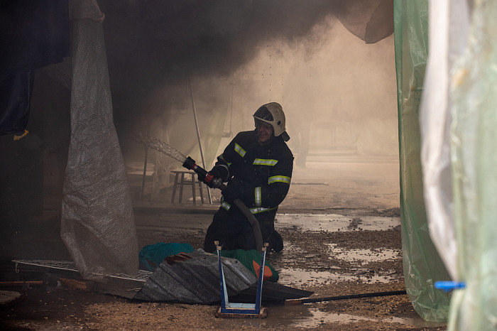 Из-за разлетевшихся углей на Центральном рынке загорелись палатки