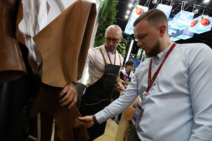 Люди, машины, роскошь: яркие фото третьего дня ПМЭФ-2024