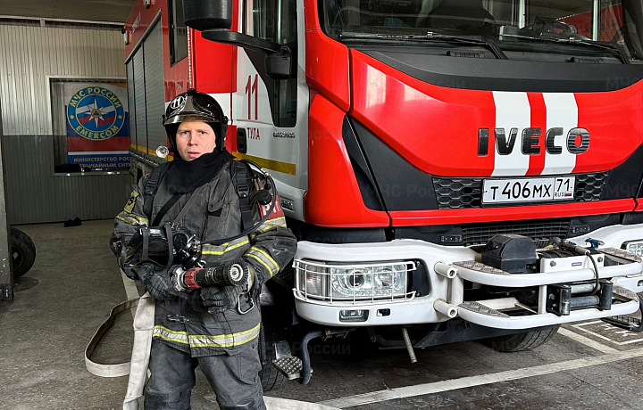 Тульский пожарный спас двоих маленьких детей из горящей пятиэтажки на Одоевском шоссе