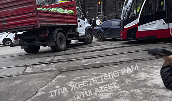 Трамваи встали из-за ДТП на улице Болдина в Туле