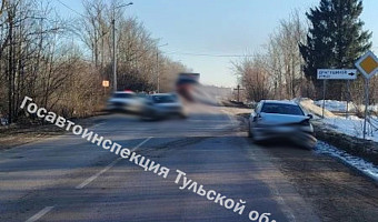 На трассе в Кимовском районе иномарка вылетела на встречку и устроила аварию