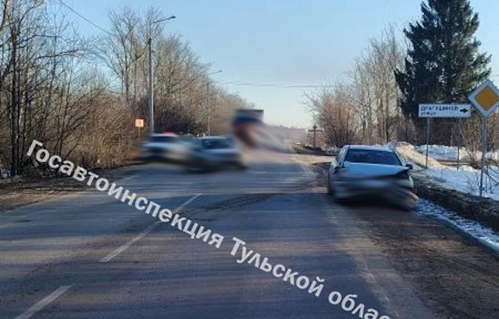 На трассе в Кимовском районе иномарка вылетела на встречку и устроила аварию