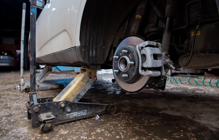 Автоэксперт Погуляев рассказал, что влияет на стоимость услуг шиномонтажа