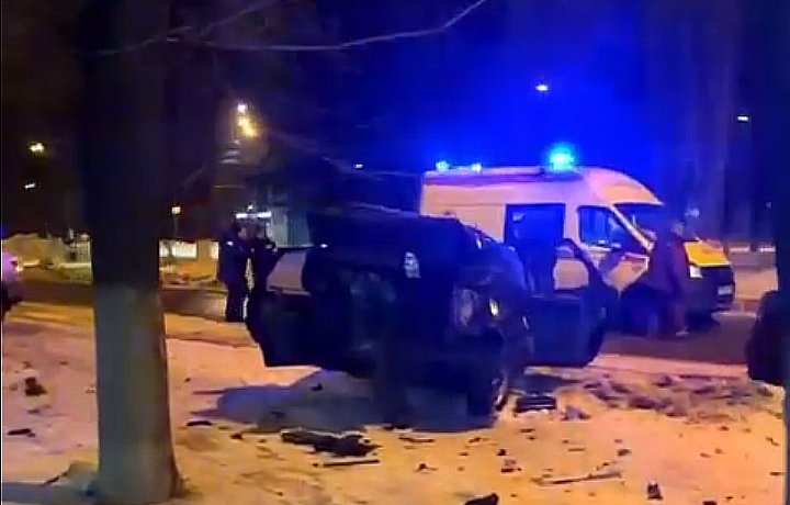 В Новомосковске нетрезвый водитель Nissan Almera врезался в стоящую Audi