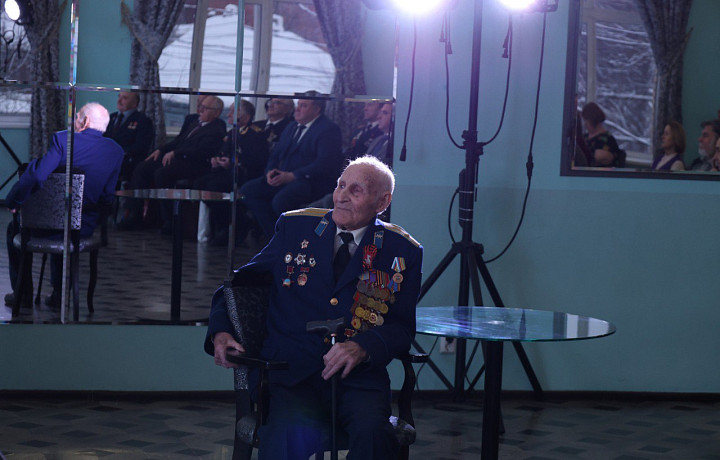 В Туле столетие отмечает ветеран Великой Отечественной войны Василий Денисов