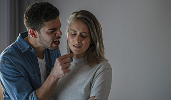 Месть, провокации, драки, суды: как бывшие могут ненавидеть друг друга и реально ли сохранить нормальные отношения после расставания?