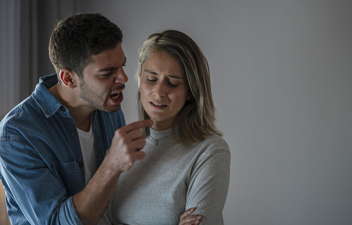 Месть, провокации, драки, суды: как бывшие могут ненавидеть друг друга и реально ли сохранить нормальные отношения после расставания?