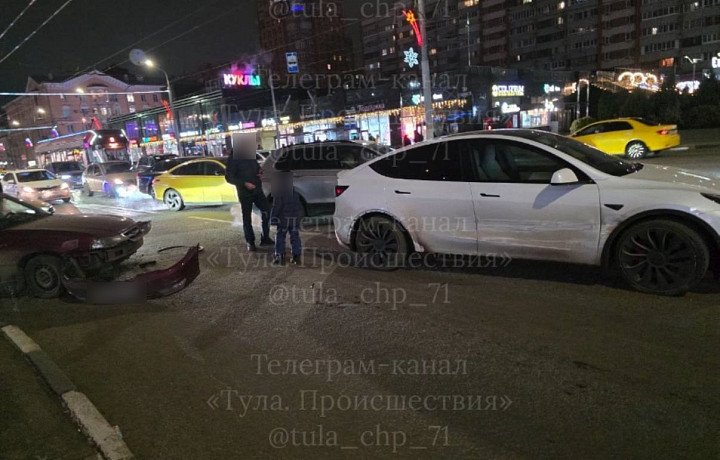 ДТП с участием «Теслы» произошло на улице Советской в Туле