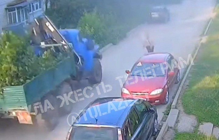 Момент ДТП с «Уралом» и припаркованным Renault в Советске попал на видео