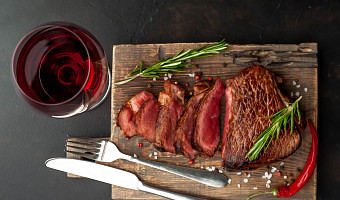 Стейк с кровью, суши и яйцо пашот: чем опасно употребление сырых продуктов и как сохранить в них полезные вещества во время приготовления