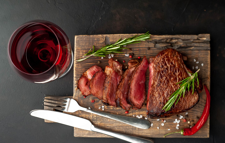 Стейк с кровью, суши и яйцо пашот: чем опасно употребление сырых продуктов и как сохранить в них полезные вещества во время приготовления