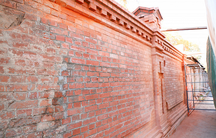 В Туле реставрацию участка стены Всехсвятского кладбища выполнили на 40%