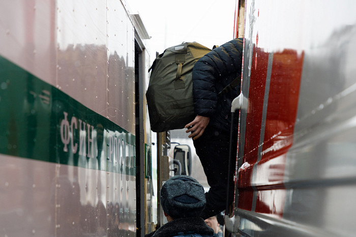 «Практически все осужденные - актеры»: конвоиры рассказали о работе со спецконтингентом