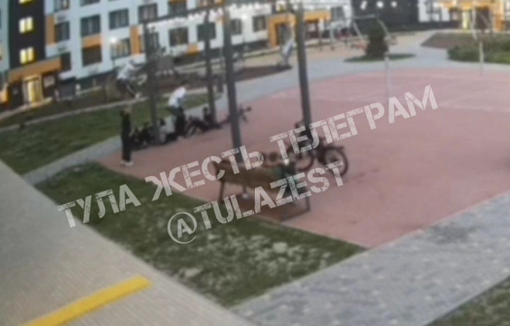 Девочка-подросток получила травму, упав с качели на Самоварной в Туле